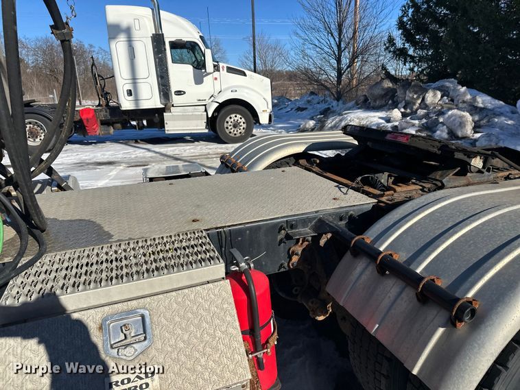 image for item FK1577 2015 Mack CXU613 semi truck