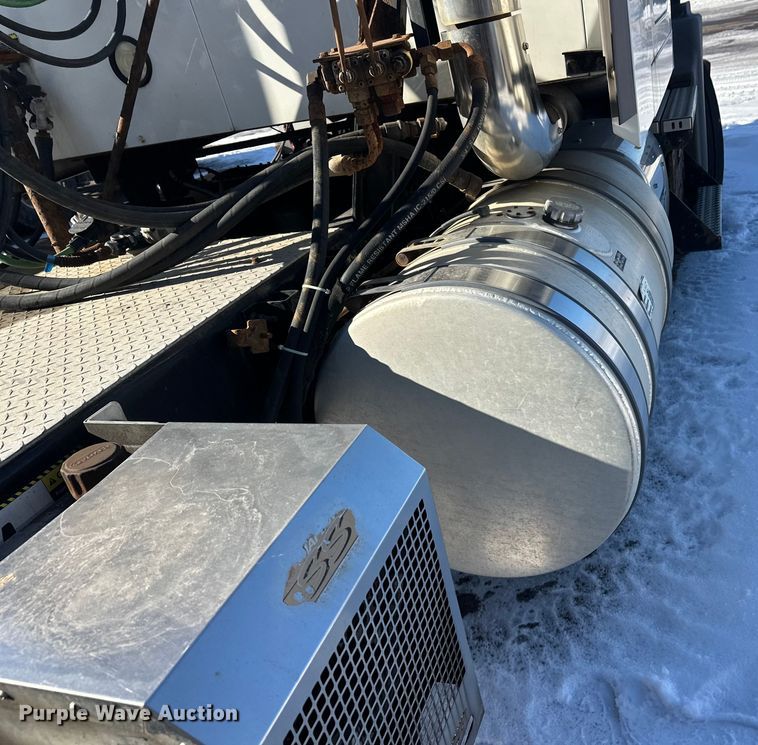 image for item FK1577 2015 Mack CXU613 semi truck