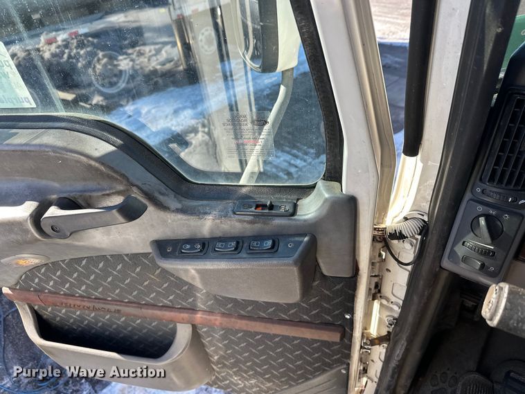 image for item FK1577 2015 Mack CXU613 semi truck