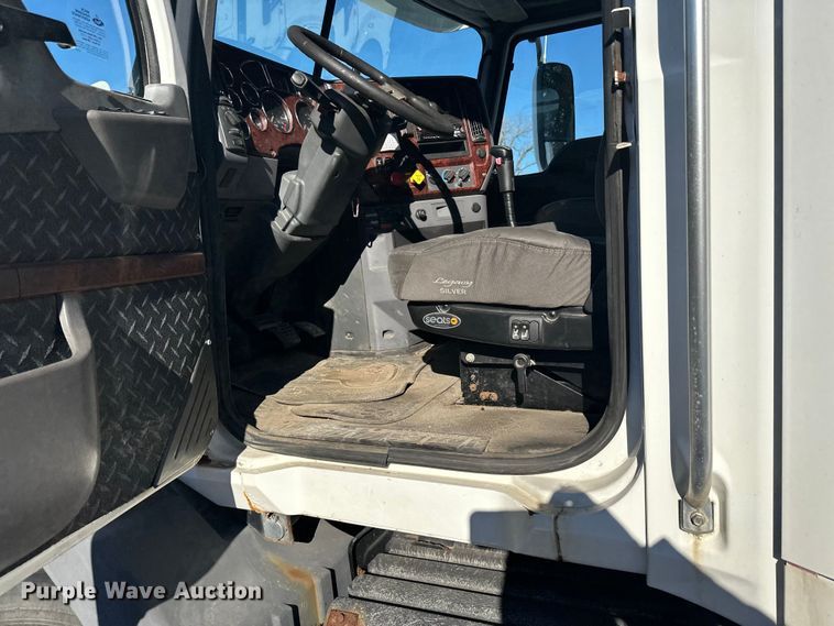 image for item FK1577 2015 Mack CXU613 semi truck