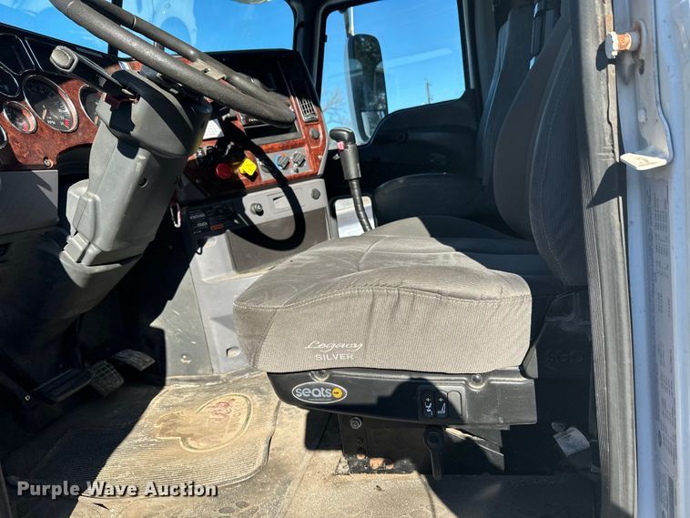 image for item FK1577 2015 Mack CXU613 semi truck