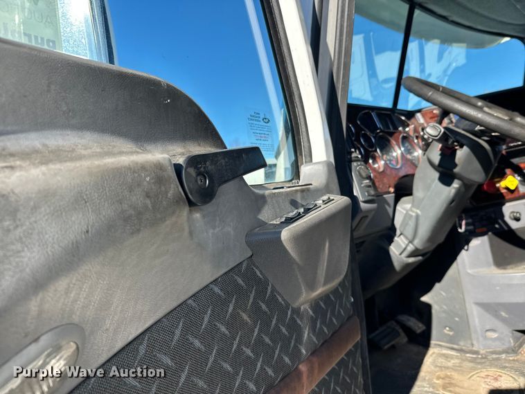 image for item FK1577 2015 Mack CXU613 semi truck