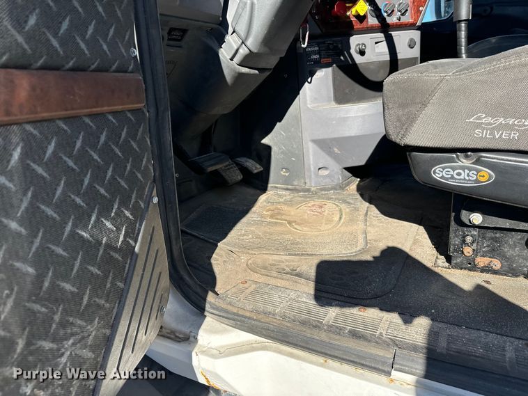 image for item FK1577 2015 Mack CXU613 semi truck