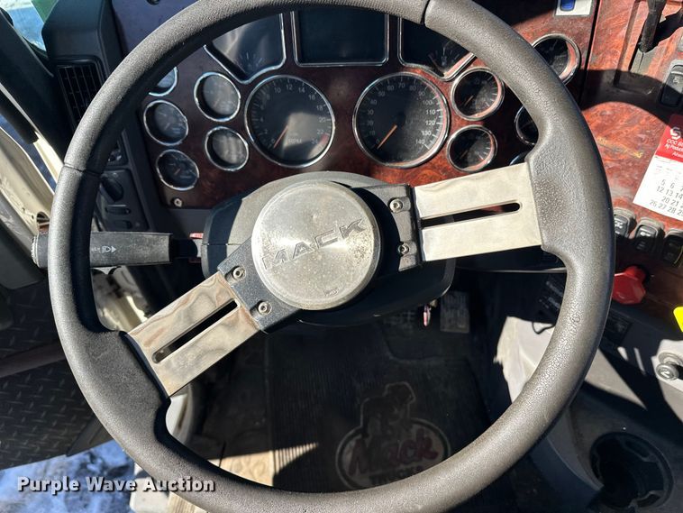 image for item FK1577 2015 Mack CXU613 semi truck