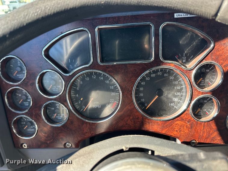 image for item FK1577 2015 Mack CXU613 semi truck