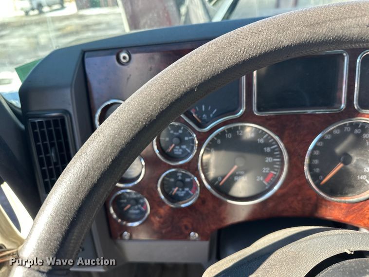 image for item FK1577 2015 Mack CXU613 semi truck