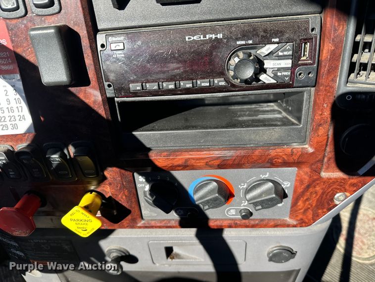 image for item FK1577 2015 Mack CXU613 semi truck