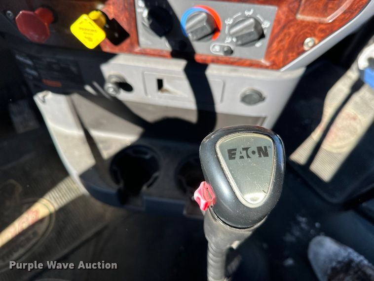 image for item FK1577 2015 Mack CXU613 semi truck