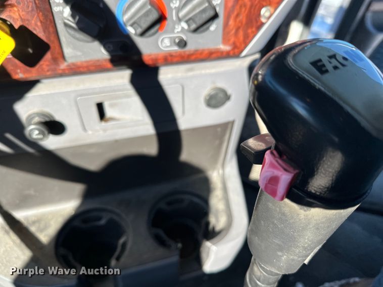 image for item FK1577 2015 Mack CXU613 semi truck