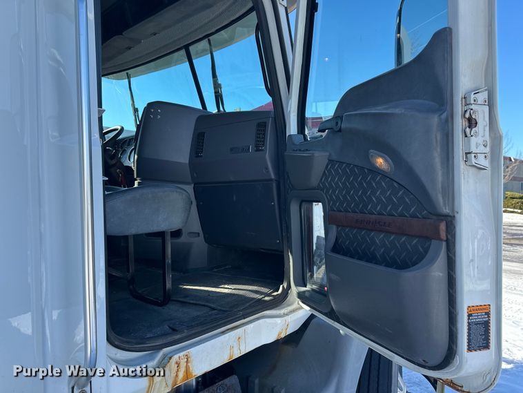 image for item FK1577 2015 Mack CXU613 semi truck