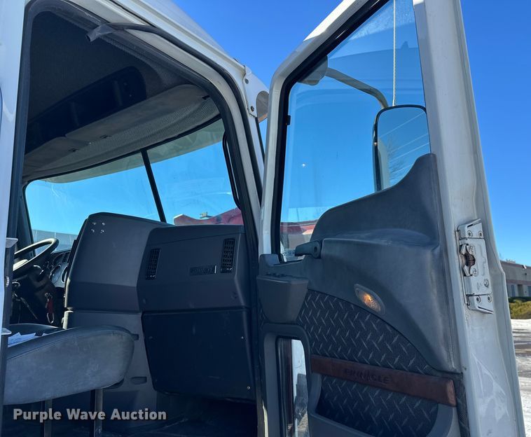 image for item FK1577 2015 Mack CXU613 semi truck