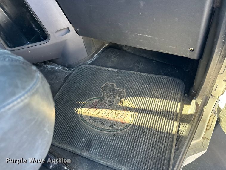 image for item FK1577 2015 Mack CXU613 semi truck