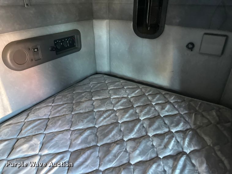 image for item FK1577 2015 Mack CXU613 semi truck