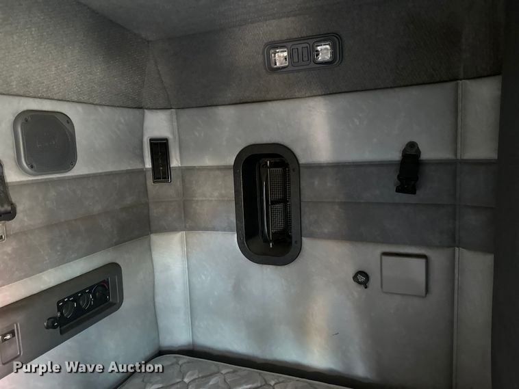 image for item FK1577 2015 Mack CXU613 semi truck