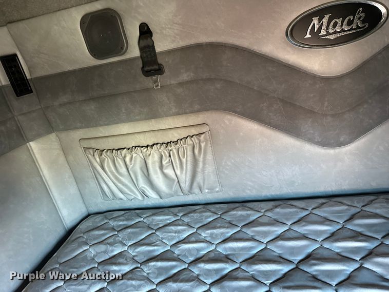 image for item FK1577 2015 Mack CXU613 semi truck