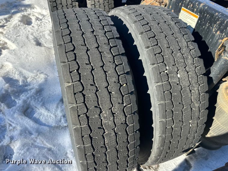 image for item FK1577 2015 Mack CXU613 semi truck