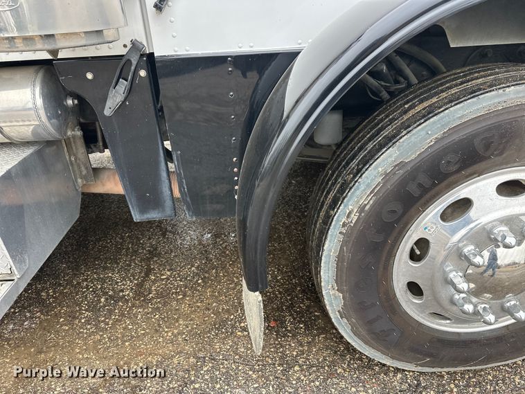 image for item FK1769 2006 Peterbilt 379 semi truck