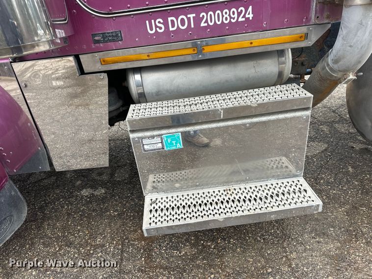 image for item FK1770 1999 Peterbilt 379 semi truck