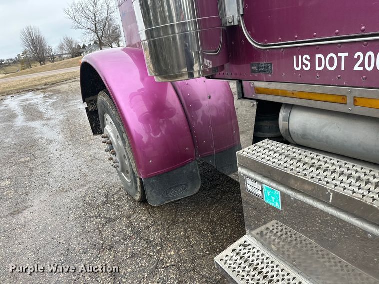 image for item FK1770 1999 Peterbilt 379 semi truck