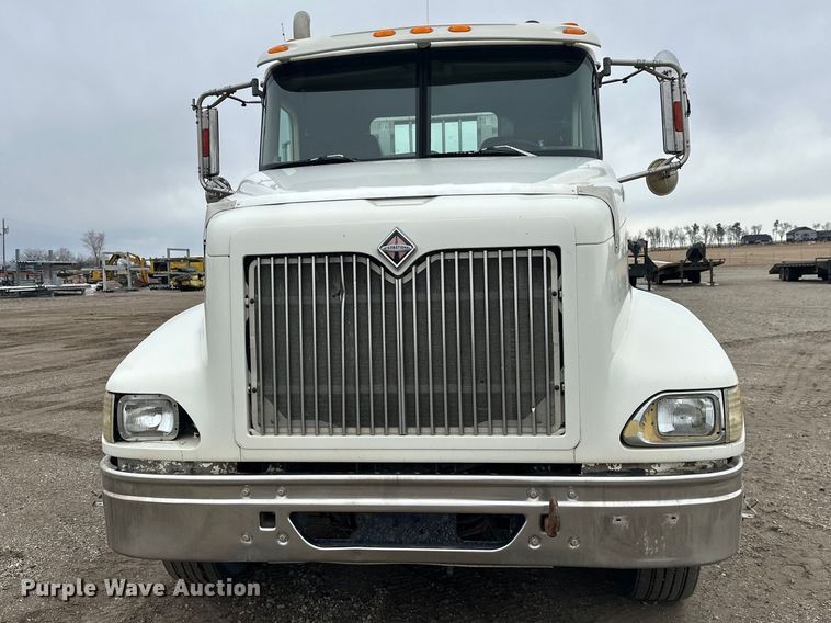 image for item FK1779 2003 International 9400i semi truck