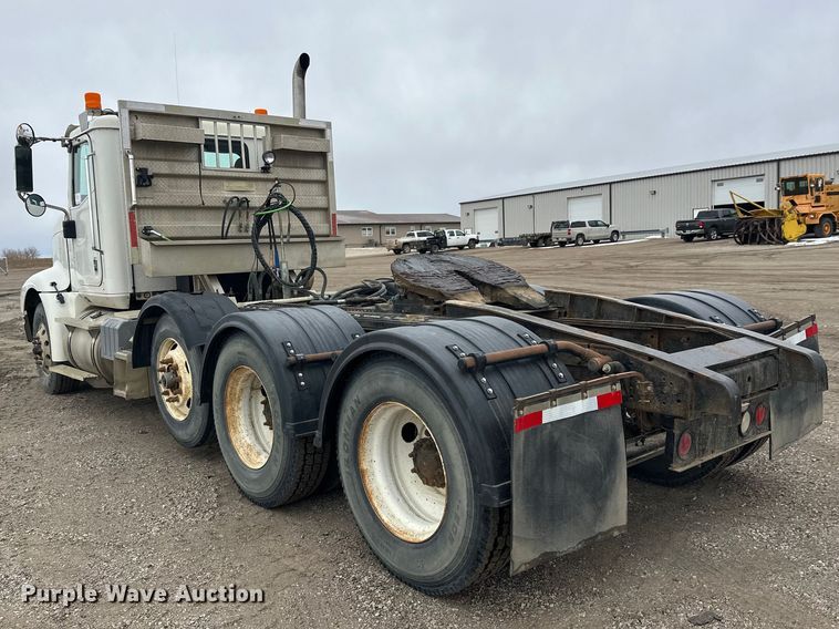 image for item FK1779 2003 International 9400i semi truck