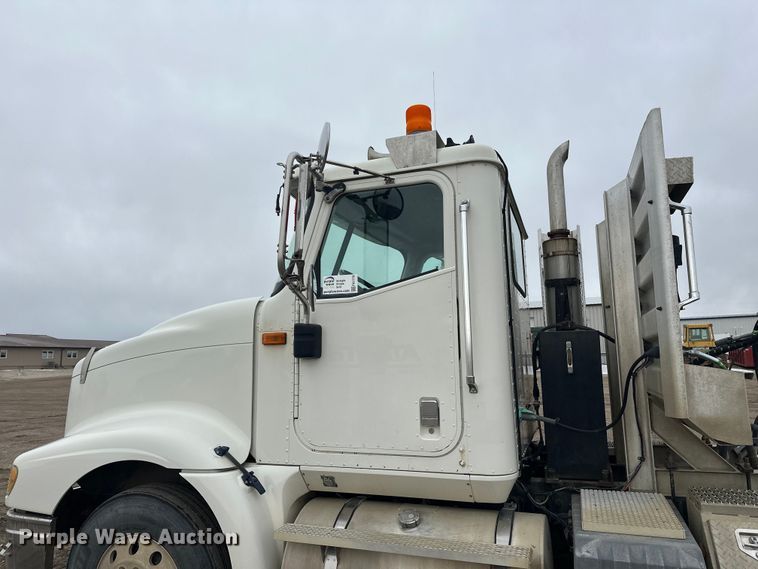 image for item FK1779 2003 International 9400i semi truck