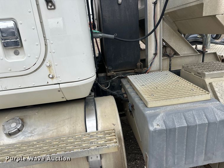 image for item FK1779 2003 International 9400i semi truck