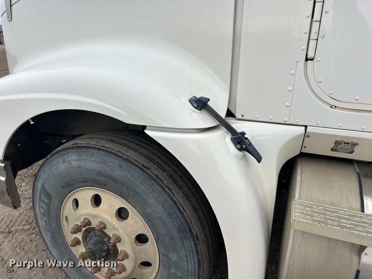 image for item FK1779 2003 International 9400i semi truck