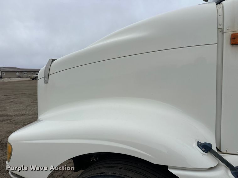 image for item FK1779 2003 International 9400i semi truck