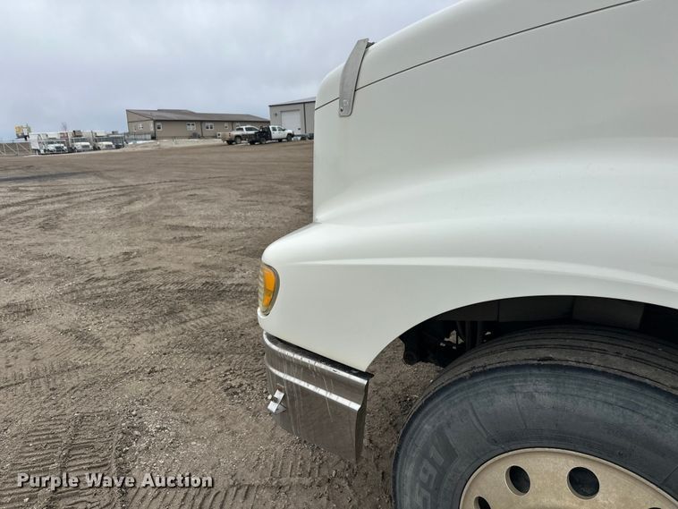 image for item FK1779 2003 International 9400i semi truck