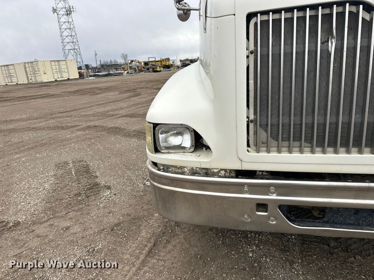 image for item FK1779 2003 International 9400i semi truck