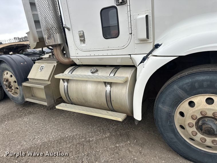 image for item FK1779 2003 International 9400i semi truck