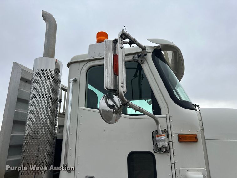 image for item FK1779 2003 International 9400i semi truck