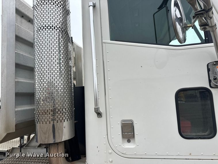 image for item FK1779 2003 International 9400i semi truck