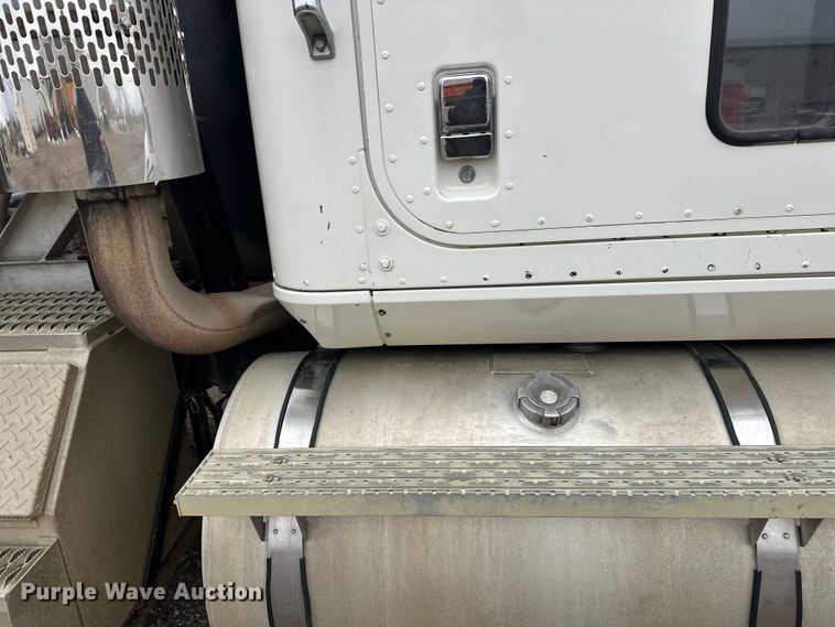 image for item FK1779 2003 International 9400i semi truck