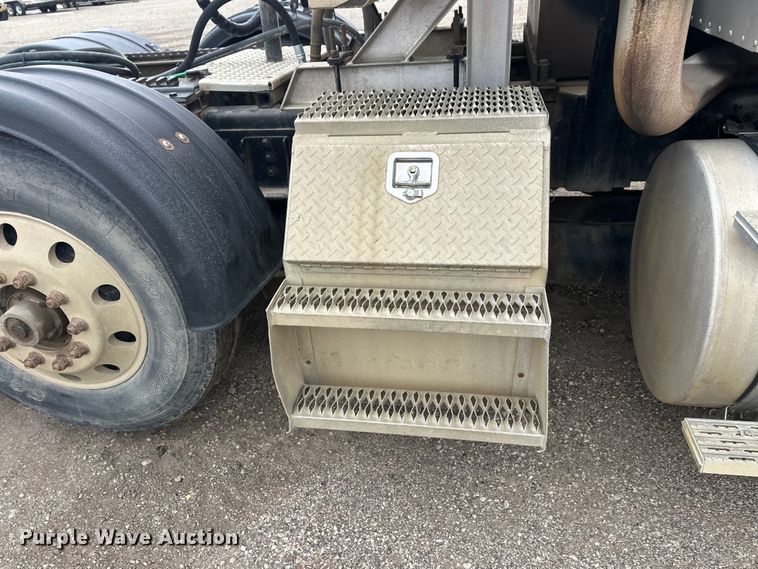 image for item FK1779 2003 International 9400i semi truck