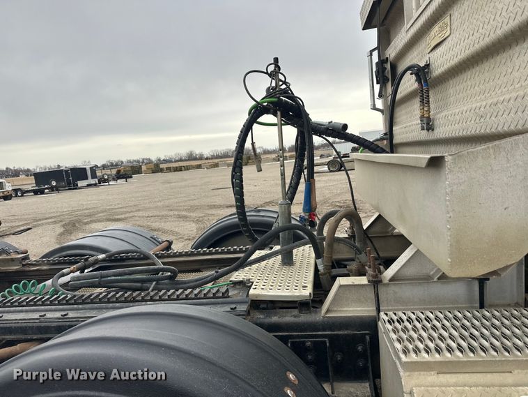 image for item FK1779 2003 International 9400i semi truck