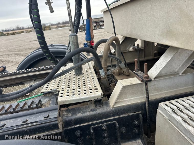 image for item FK1779 2003 International 9400i semi truck