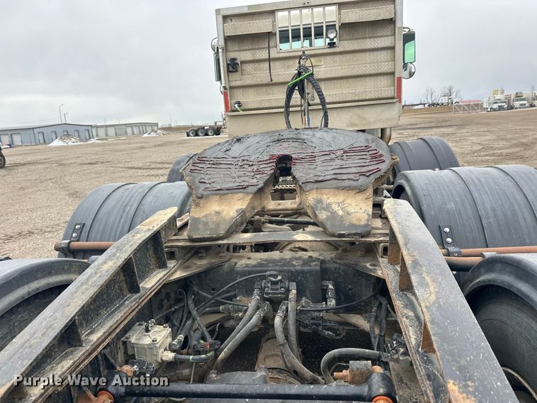 image for item FK1779 2003 International 9400i semi truck