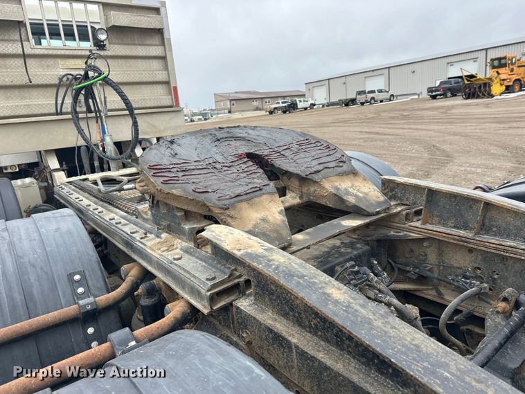 image for item FK1779 2003 International 9400i semi truck