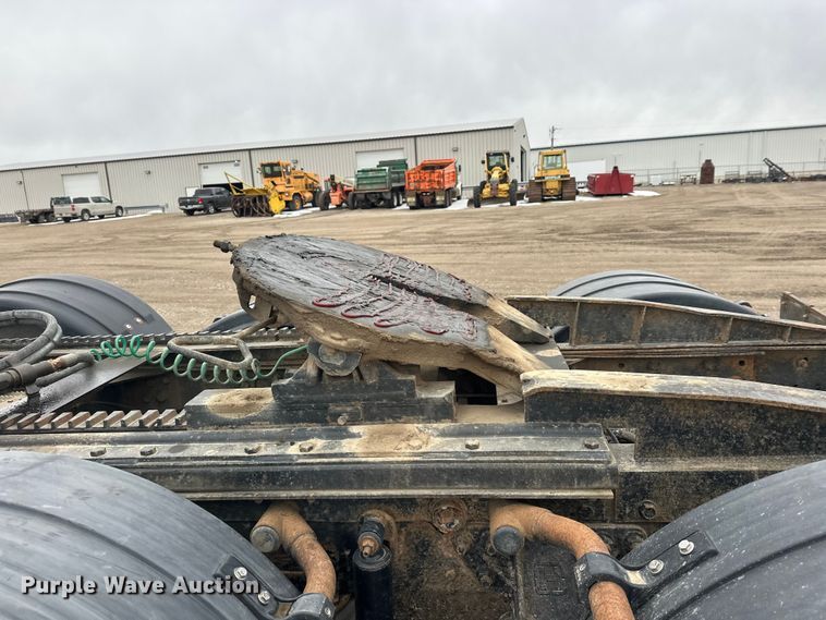 image for item FK1779 2003 International 9400i semi truck