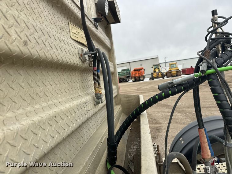 image for item FK1779 2003 International 9400i semi truck