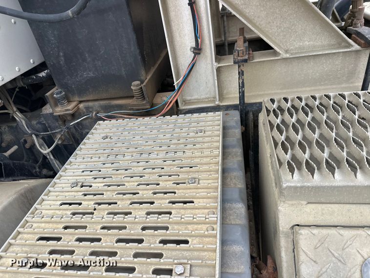 image for item FK1779 2003 International 9400i semi truck