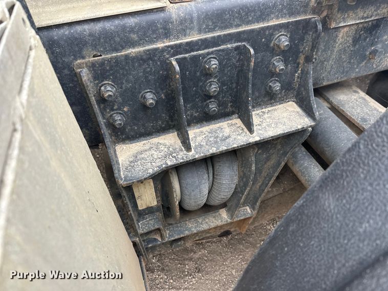 image for item FK1779 2003 International 9400i semi truck