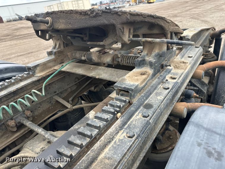 image for item FK1779 2003 International 9400i semi truck