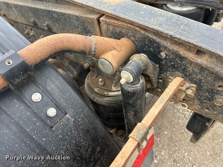 image for item FK1779 2003 International 9400i semi truck