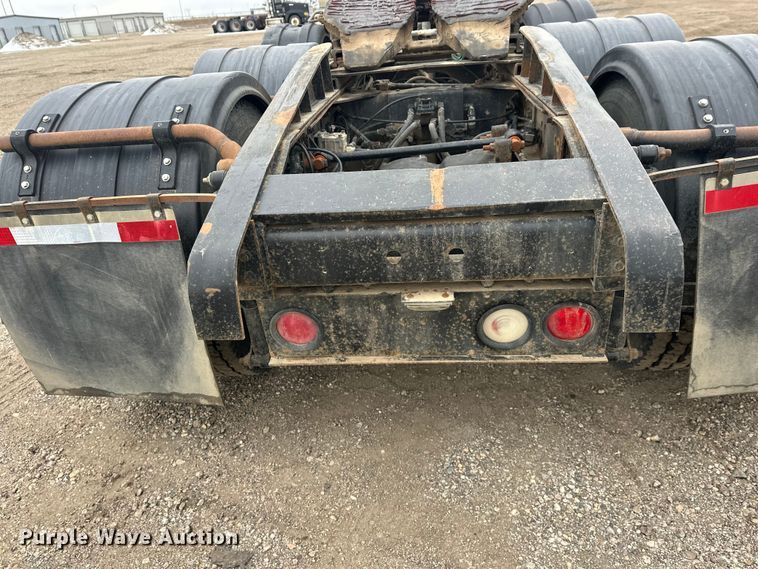 image for item FK1779 2003 International 9400i semi truck