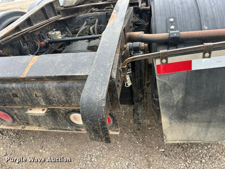 image for item FK1779 2003 International 9400i semi truck