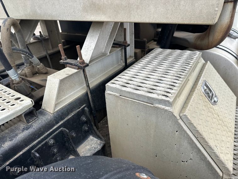 image for item FK1779 2003 International 9400i semi truck