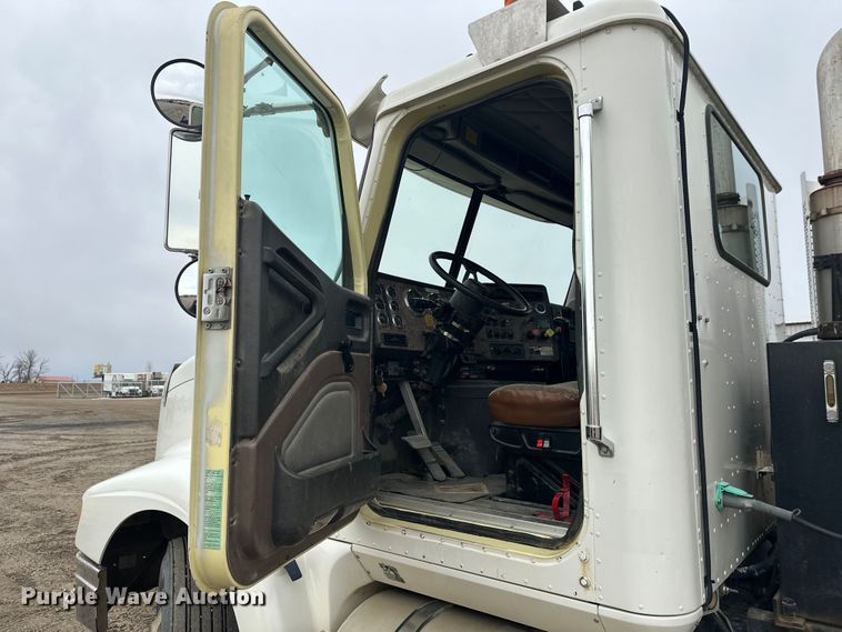 image for item FK1779 2003 International 9400i semi truck